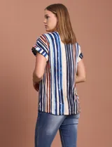 Blusa de seda fría a rayas verticales en tonos azul, marrón, blanco y celeste. Tiene escote en V y cierre frontal parcial con botones.