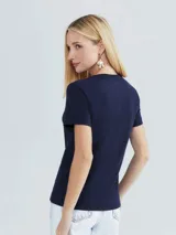 Remera gris de corte clásico, con cuello en V y mangas cortas.