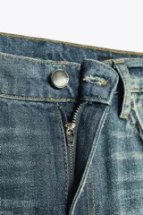 Pantalón de jean de tiro bajo, corte recto y largo cropped. Tiene cinco bolsillos, efecto lavado y cierre frontal con cremallera y botón.