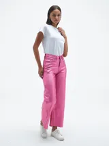Pantalón jean de tiro alto, corte recto y pierna ancha, color fucsia brillante.