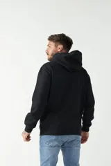 Buzo canguro negro con capucha ajustable y logo estampado.