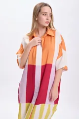Vestido camisero corto de viscosa con estampado de rayas verticales en tonos naranja, blanco, rojo, lila y amarillo.