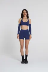 Short deportivo azul marino de tiro alto, confeccionado en tejido de poliéster y elastano.