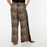Pantalón ancho con estampado animal print y bandas laterales negras.