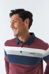 Remera cuello polo de manga larga con diseño a rayas horizontales en tonos borgoña, azul marino, gris y blanco. Logo estampado en el pecho. Corte regular.