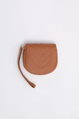 Monedero pequeño color camel con textura acolchada en forma de espiga y cierre de cremallera. Incluye correa de muñeca.