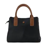 Cartera marrón con textura granulada, doble asa corta y correa larga desmontable.