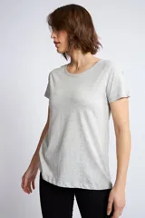 Remera gris de corte recto, cuello redondo y manga corta.