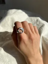 Anillo de plata 925 con diseño irregular y asimétrico.