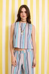 Top rayado texturado, con cuello a la base y botones en la espalda.