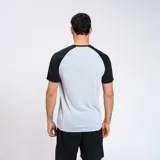 Remera deportiva negra con detalles en gris en los laterales y logo de Umbro estampado en blanco en el pecho.