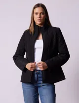 Campera negra capitoneada marca Gallery, con cierre central, bolsillos frontales con cierre, cintura con cinto de ajuste regulable y forro interno a tono.