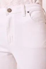 Pantalón jean blanco de corte skinny.
