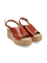Sandalia de cuero color marrón con plataforma de yute y tiras cruzadas.