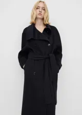 Abrigo negro de lana, con diseño cruzado y cinturón, ideal para el invierno.