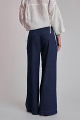 Pantalón de jean azul oscuro, de corte ancho y tiro alto.