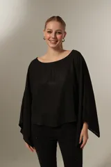 Blusa negra holgada de poliéster con mangas largas y cuello redondo.