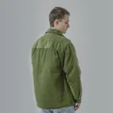 Campera negra de pana con cuello camisero, cierre frontal con botones a presión, dos bolsillos de parche en el pecho y corte recto.