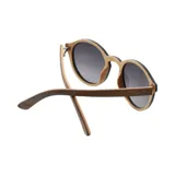 Lentes de sol redondos con marco de madera color marrón claro y lentes grises.