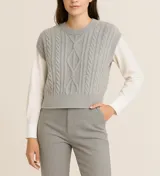 Sweater sin mangas de lanilla color gris con diseño de trenzas.