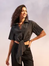 Camisa de color lima con textura ligera y nudo delantero, de manga corta y diseño elegante.