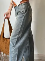 Pantalón de jean slouchy de tiro alto, color celeste gastado.