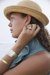 Brazalete ancho de bronce macizo con textura irregular.