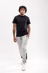 Remera lisa color verde claro, de manga corta y corte regular fit. Confeccionada en algodón.