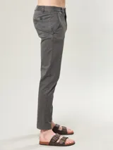Pantalón chino gris de corte slim fit.