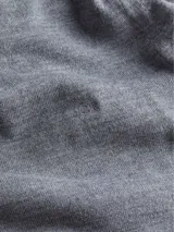 Sweater gris de lana merino con cuello perkins, mangas largas y logo de Calvin Klein en el pecho.