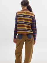 Cardigan de algodón con estampado de rombos en tonos marrón, beige y azul. Tiene cuello camisero, cierre frontal con botones azules y calce suelto.