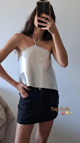 Top plateado con escote halter y tiras finas.