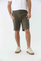 Bermuda de gabardina texturizada color azul marino, corte chino, con cinco bolsillos, cierre con cremallera y botón.