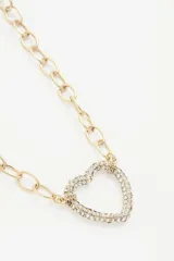 Collar dorado de eslabones grandes con dije de corazón con incrustaciones de strass.