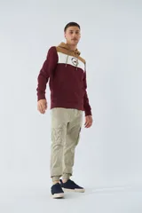 Buzo canguro de felpa gris oscuro con capucha ajustable, bolsillo canguro y logo estampado en el pecho. Tiene una banda horizontal gris claro en la parte superior del pecho y los hombros.