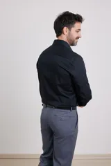 Camisa de vestir azul marino, de corte clásico, con cuello italiano y mangas largas.