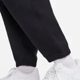 Pantalón de jogging negro Nike Solo Swoosh de corte holgado, con cintura elástica ajustable y logo bordado en blanco en la pierna izquierda.