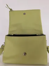 Cartera bandolera negra de cuero con correa ajustable y múltiples compartimentos.