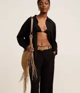 Pantalón wide leg negro de viscolino, con tiro alto, trabillas en la cintura, cierre tradicional y pliegues.
