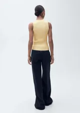 Top amarillo de punto de canalé con cuello redondo y sin mangas.