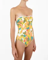 Traje de baño entero strapless con estampado floral en tonos naranja, verde, amarillo y celeste sobre fondo blanco.