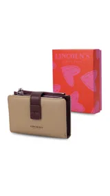 Billetera mediana de símil cuero color blanco hueso con detalles en rojo coral. Posee una presilla de cierre en la parte frontal y cierres de cremallera visibles en el borde superior.