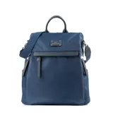 Mochila azul de poliéster con acceso trasero con cierre, correa regulable para usar como mochila o bandolera, herrajes plateados, un compartimento principal, un bolsillo interno con cierre, tres bolsillos externos con cierre y un bolsillo externo abierto.