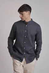 Camisa marrón de lino con cuello mao y mangas largas.