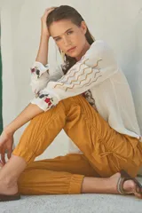 Pantalón negro tipo jogging con cordones ajustables en los laterales.