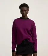 Suéter boxy color violeta con cuello redondo y mangas largas.