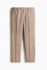 Pantalón de vestir color beige con textura de lino, corte recto, bolsillos laterales y traseros con botón. Cierre con cremallera y botón oculto.