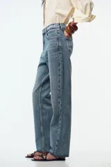 Jeans tobilleros de tiro alto color celeste, corte recto y cinco bolsillos.
