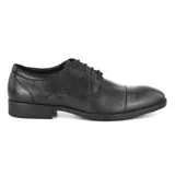 Zapato de vestir negro de cuero liso con cordones y suela plana.