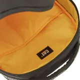 Mochila negra Caterpillar con compartimento acolchado para laptop, bolsillos laterales de malla, correas ajustables y logo reflectante.